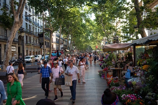 Les Ramblas, rue touristique majeure de Barcelone, en Catalogne.