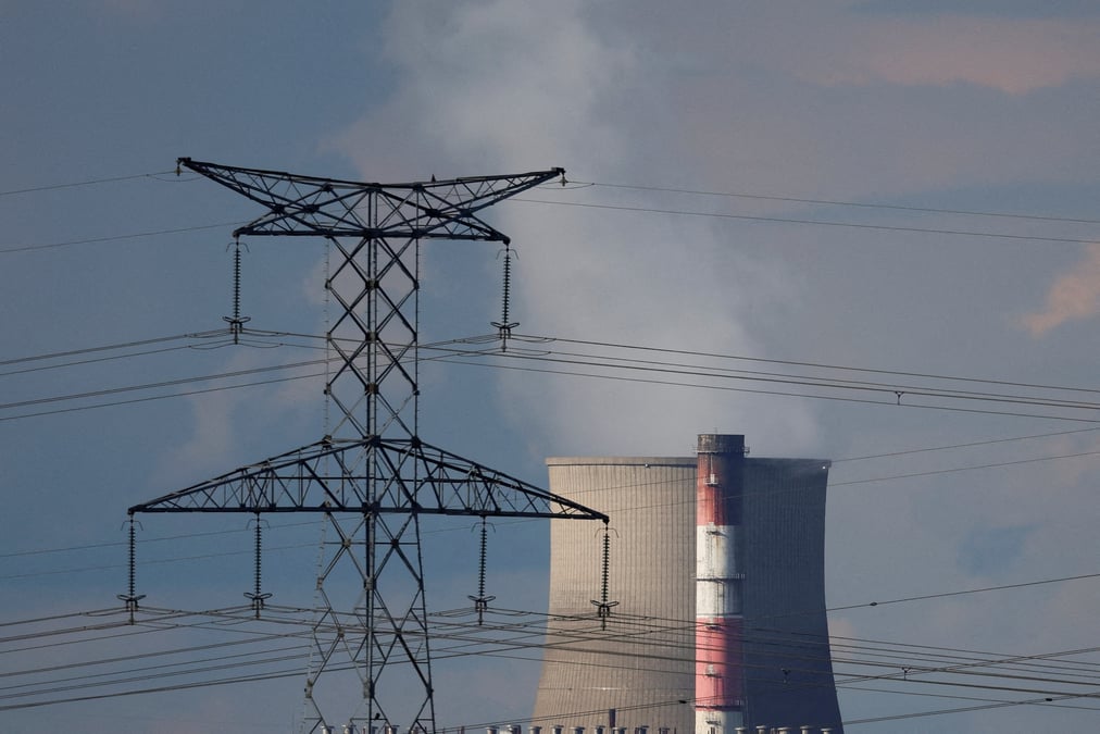 Des lignes electriques pres de la centrale d'edf a bouchain, pres de valenciennes en france