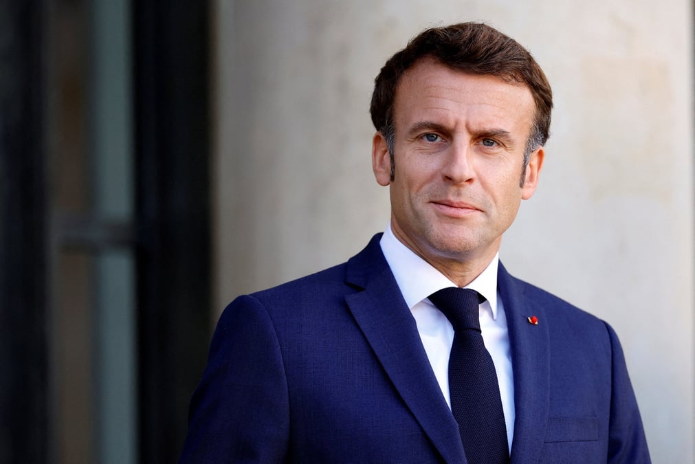 Le president francais emmanuel macron attend l'arrivee du chancelier allemand olaf scholz pour une reunion au palais de l'elysee a paris