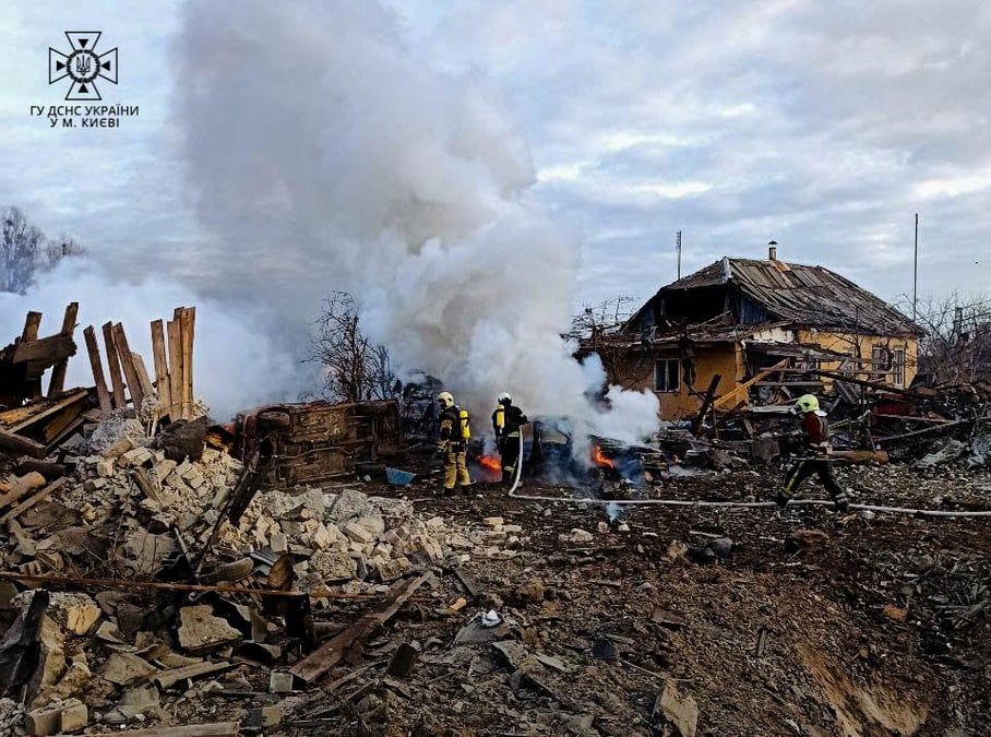 Photo d'archives de sauveteurs travaillant sur un site de maisons endommagees par un tir de missile russe, a kiev