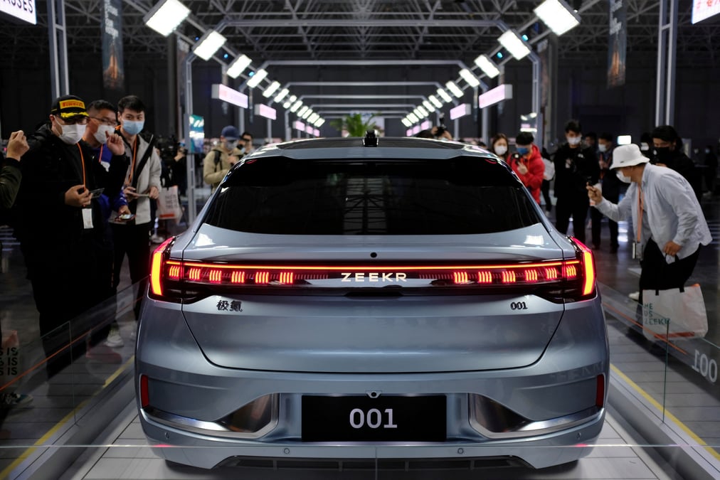 Des visiteurs examinent le zeekr 001, un modele de la nouvelle marque zeekr de geely, dans l'usine de ningbo