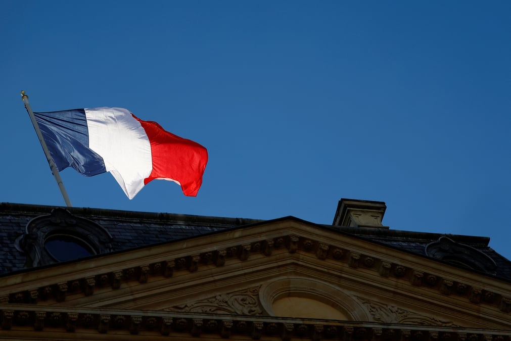 Un drapeau francais au-dessus du palais de l'elysee