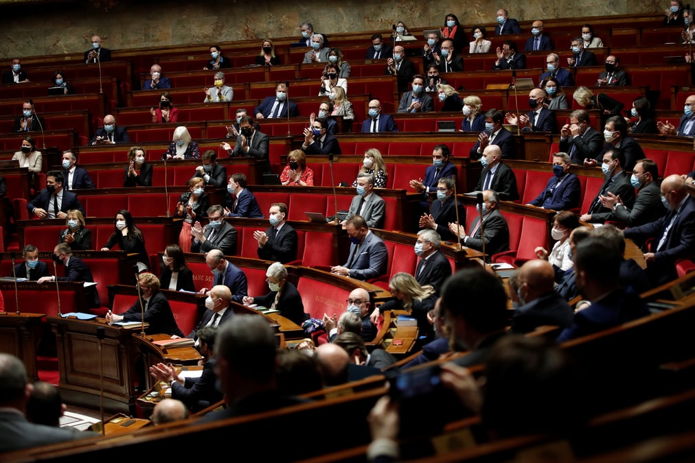 Les deputes adoptent finalement le "pass sanitaire"