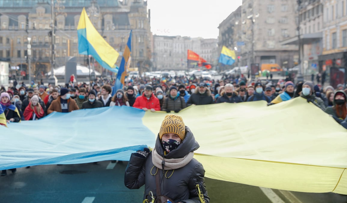 Des milliers d'ukrainiens defilent a kiev pour afficher leur unite