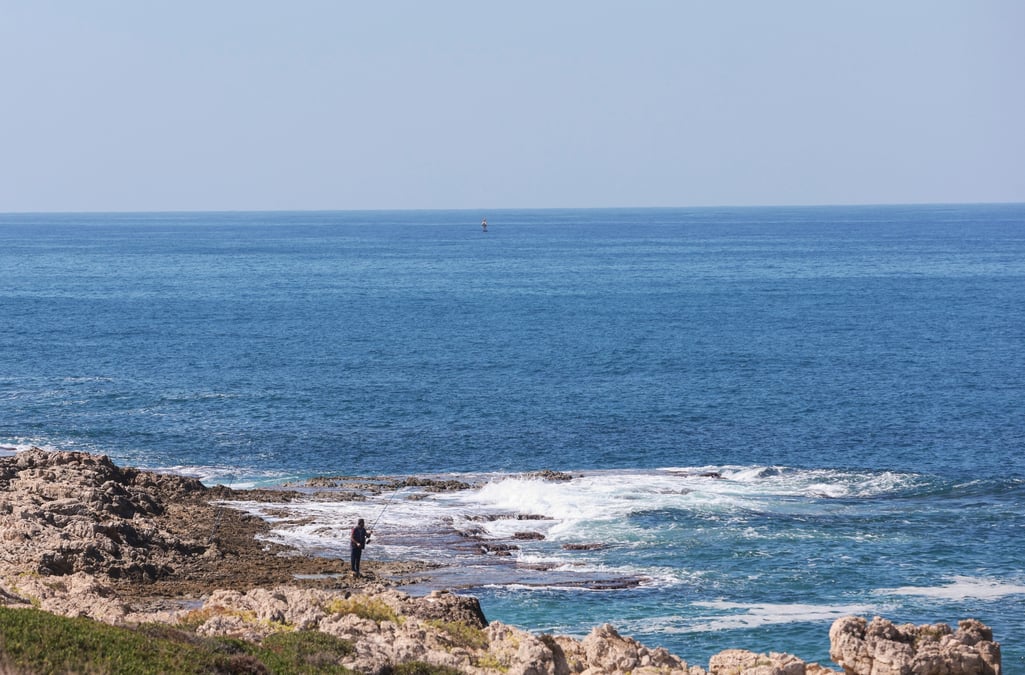 Un pecheur a naqoura, pres de la frontiere libano-israelienne, au sud du liban