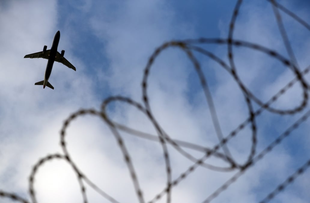 Un avion de british airways decolle de l'aeroport d'heathrow a londres