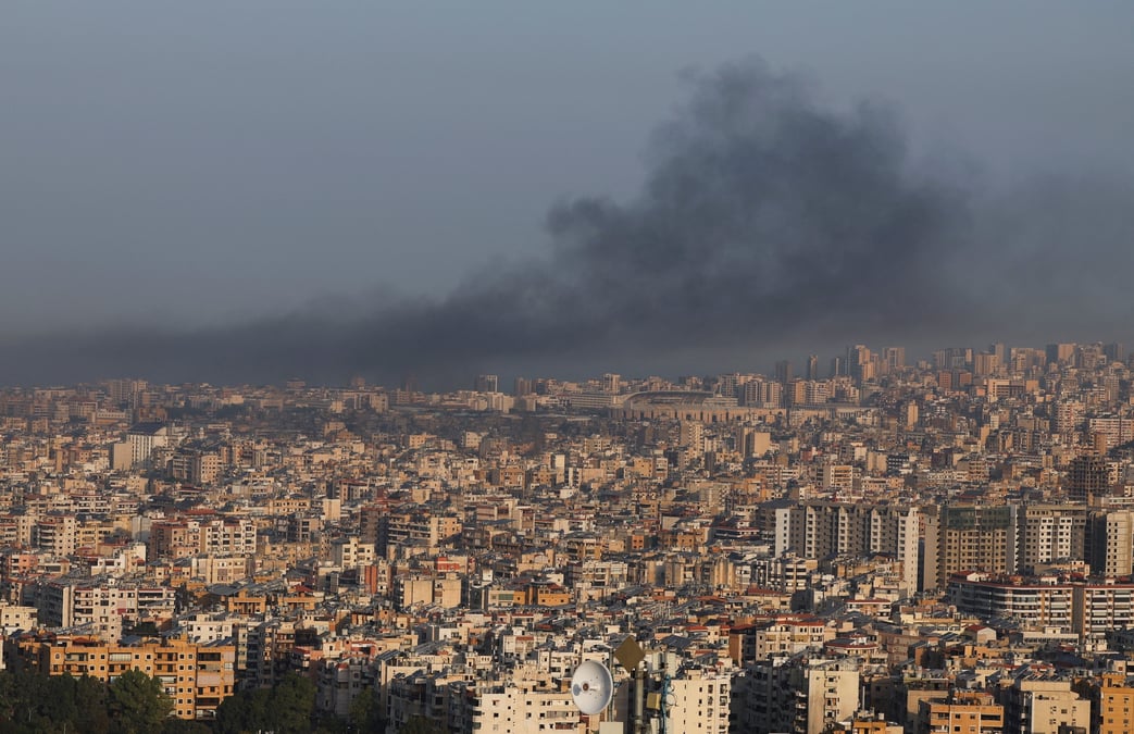 Des fumees s'elevent au-dessus de la banlieue sud de beyrouth apres une frappe israelienne