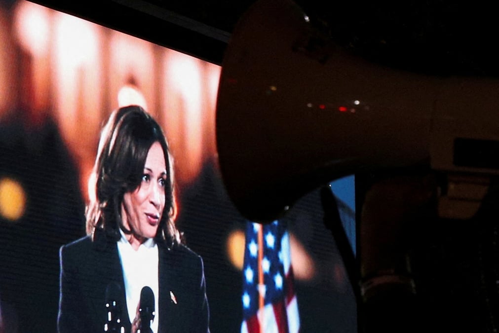 Un ecran affiche kamala harris, prononcant un discours a washington