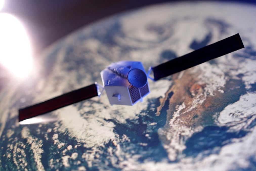Illustration montrant un modele de satellite place sur une image de la terre