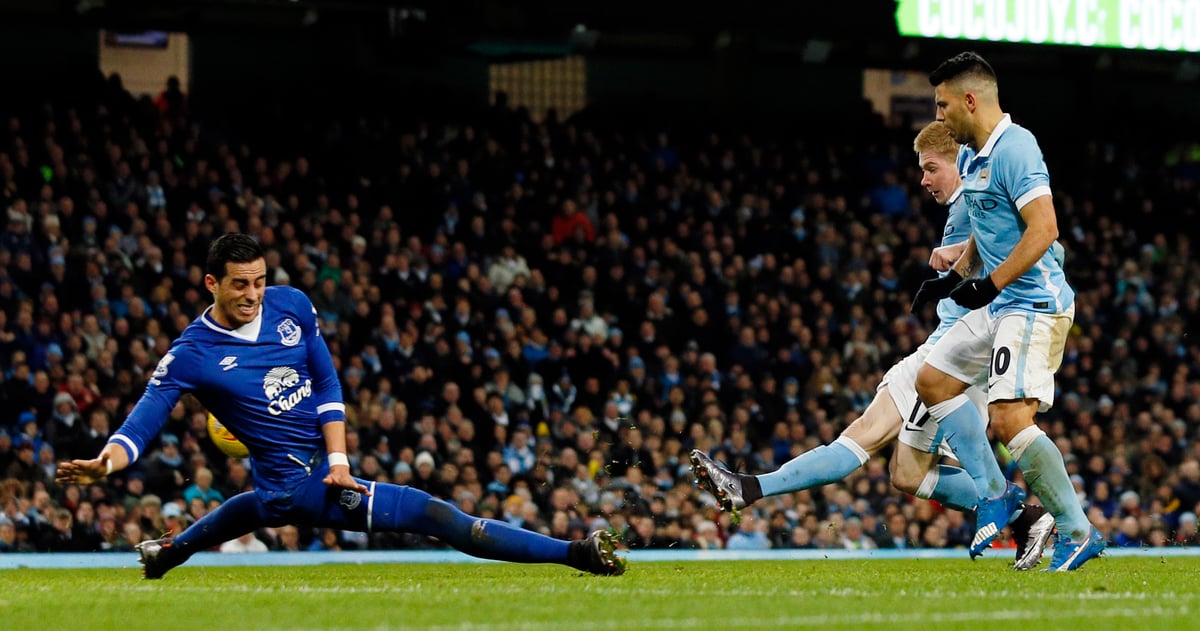 Manchester city renverse everton et se qualifie pour la finale