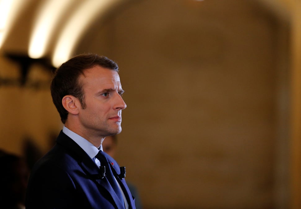 Premiere grace, partielle, accordee par emmanuel macron