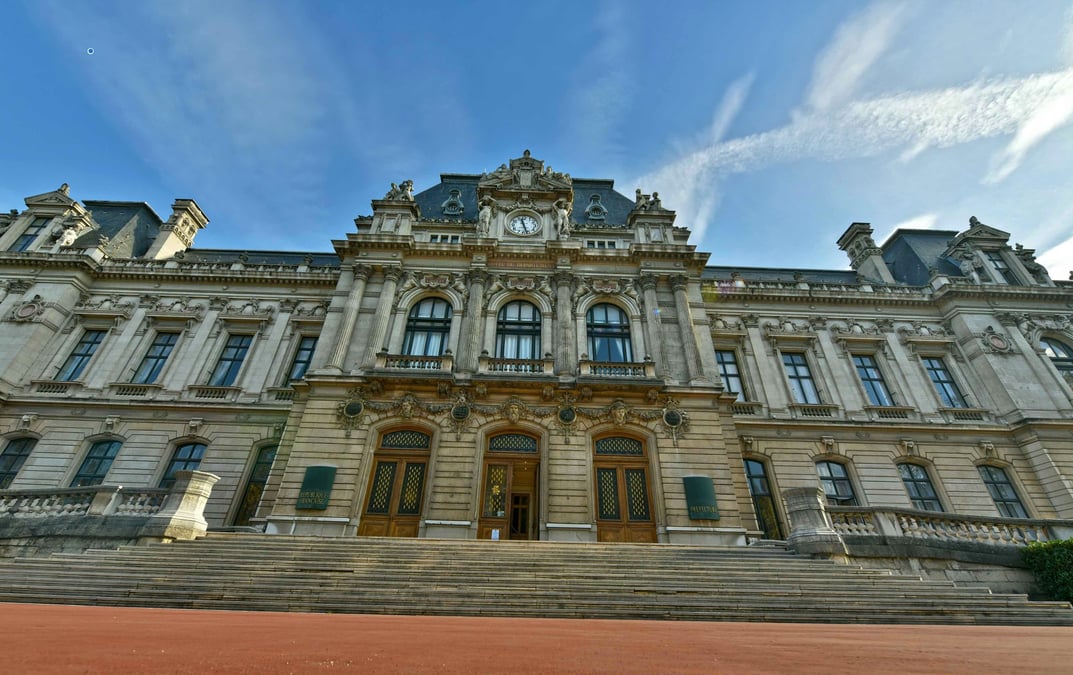 « La situation des départements n'est pas du tout la même que celle des autres collectivités, avec un réel risque de décrochage », atteste Départements de France,qui craint désormais que certains départements ne se retrouvent même en « défaut de paiement » en 2025.