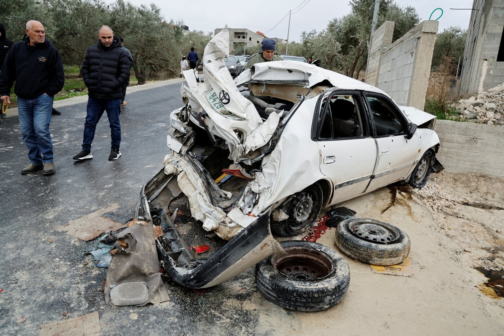 Une voiture endommagee ou deux activistes palestiniens ont ete tues lors d'une operation israelienne, pres de djenine
