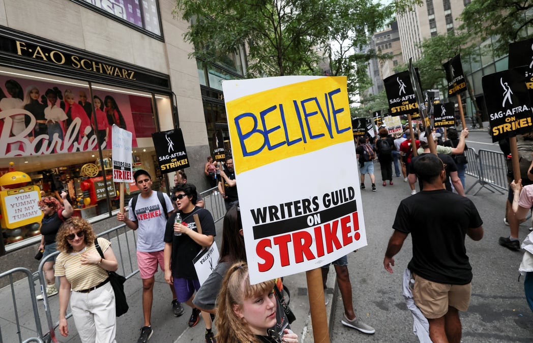 Les membres de la striking writers guild of america (wga) et de la screen actors guild (sag) a new york, aux etats-unis