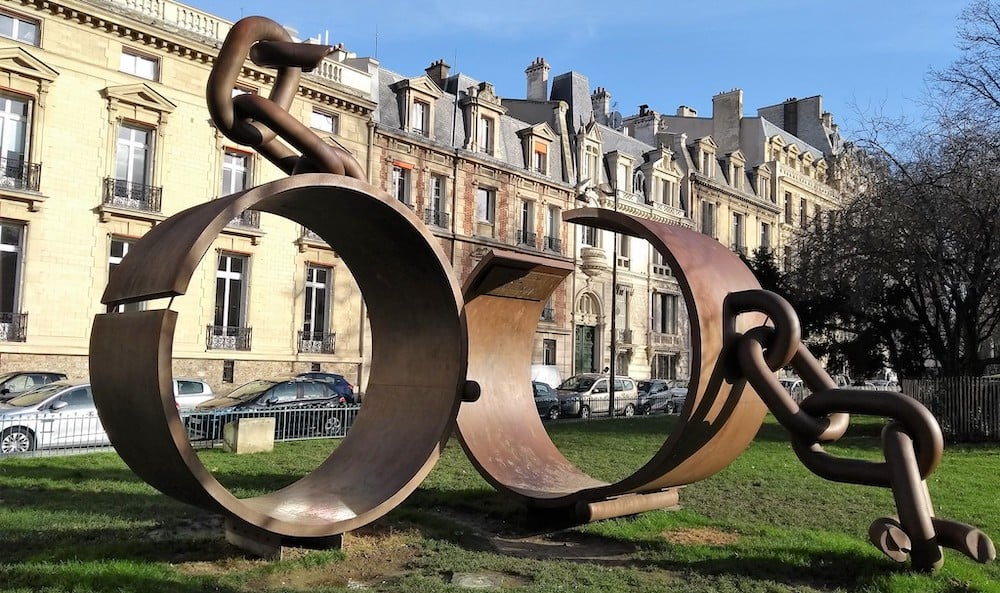 La sculpture « Fers » à Paris, hommage au général Thomas-Alexandre Dumas (1762-1806), esclave affranchi, premier général d’origine afro-antillaise de l’armée française.