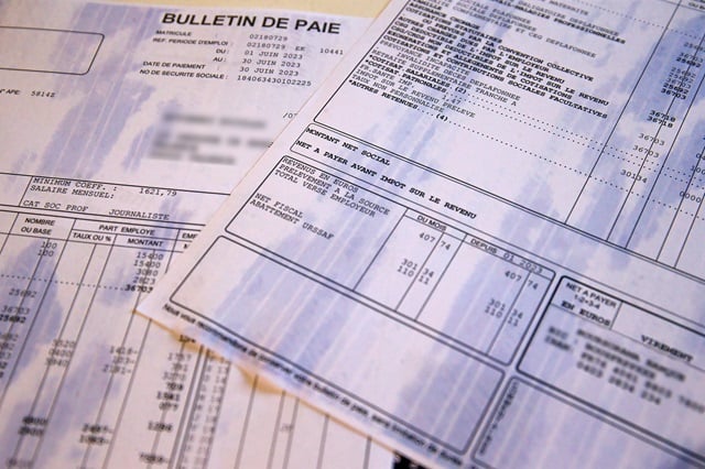 Bien qu’elles soient plus souvent diplômées et qu’elles aient atteint la séniorité, les femmes continuent à voir leurs salaires dévalorisés en regard de ceux des hommes.