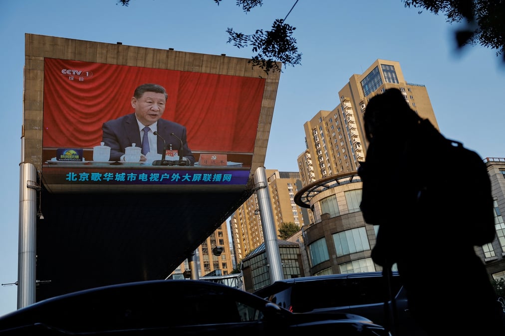 Un ecran geant montrant xi jinping au troisieme plenum du pcc