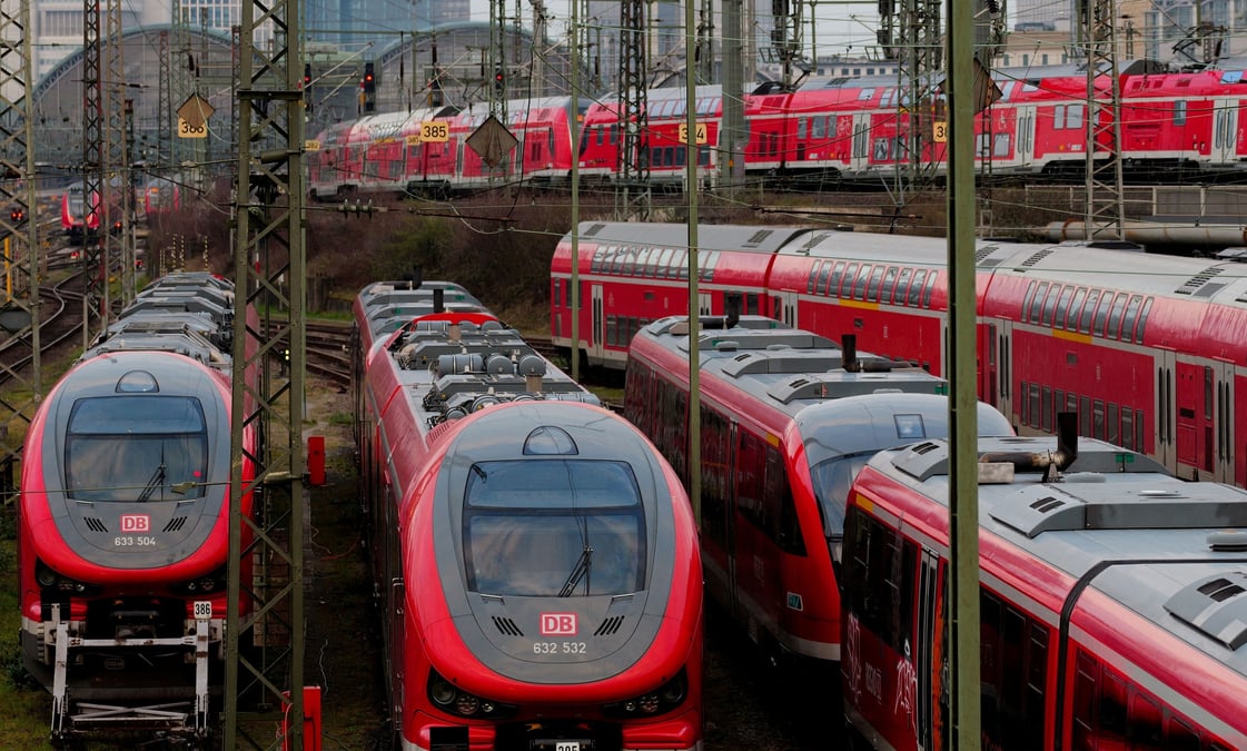 Des trains de la deutsche bahn circulent a l'exterieur de la gare centrale de francfort, en allemagne