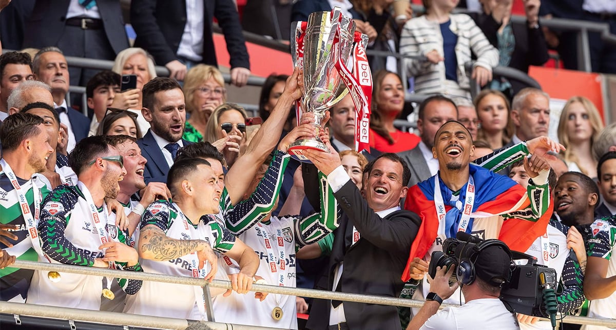 Dan Neil, joueur de Sunderland, et son entraîneur Regis Le Bris, tenant le trophée après la finale des barrages du championnat Skybet entre Sheffield United FC et Sunderland AFC, au stade de Wembley, à Londres, le 24 mai 2025.