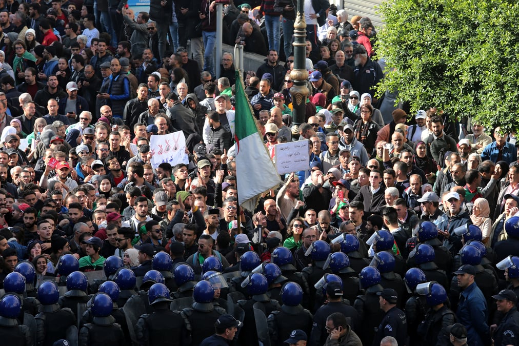 Algerie: les bureaux de vote ouvrent pour une presidentielle rejetee par la contestation