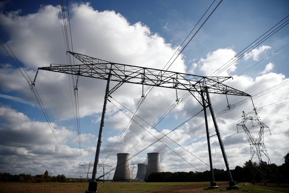 Photo d'archives des lignes electriques et la centrale nucleaire d'edf a dampierre-en-burly, france