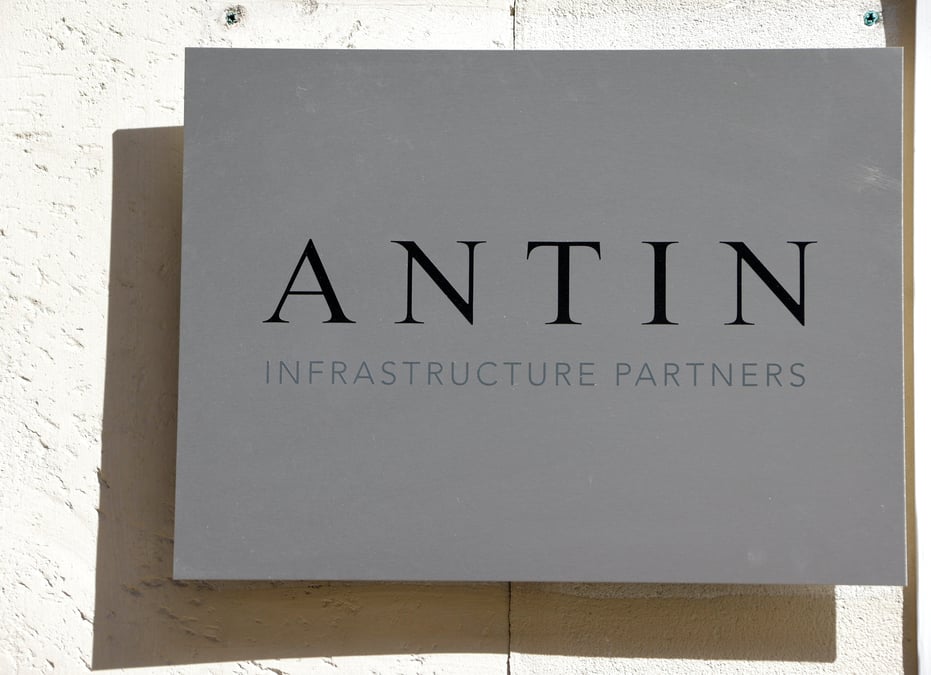 Le logo d'antin infrastructure partners devant les bureaux de l'entreprise a paris