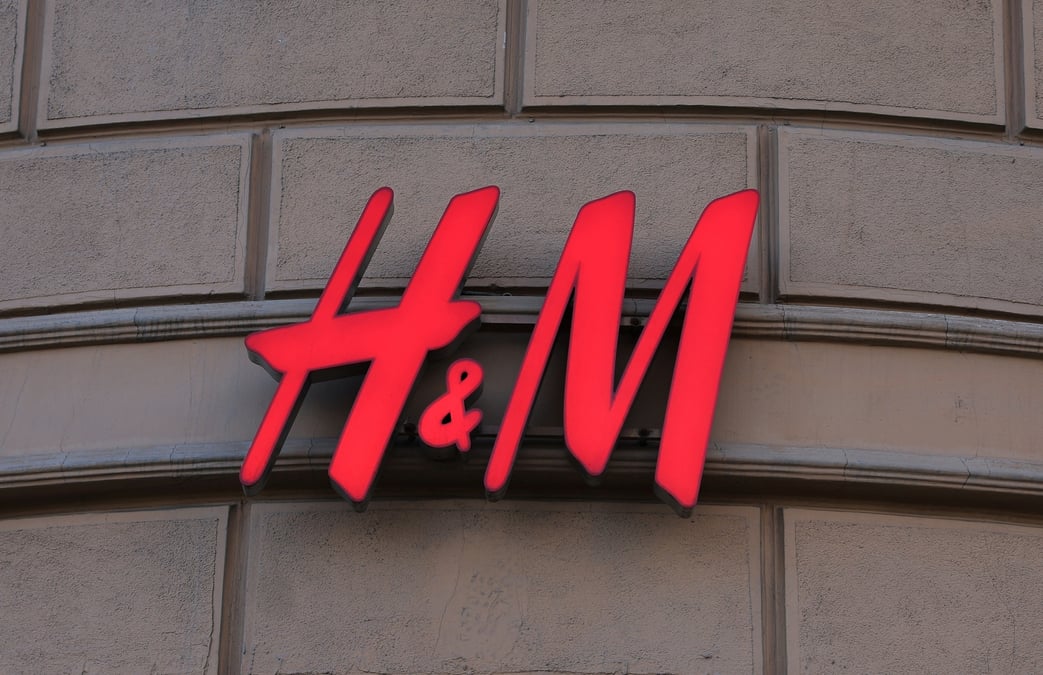 Le logo de h&m est expose a l'exterieur d'un magasin a moscou