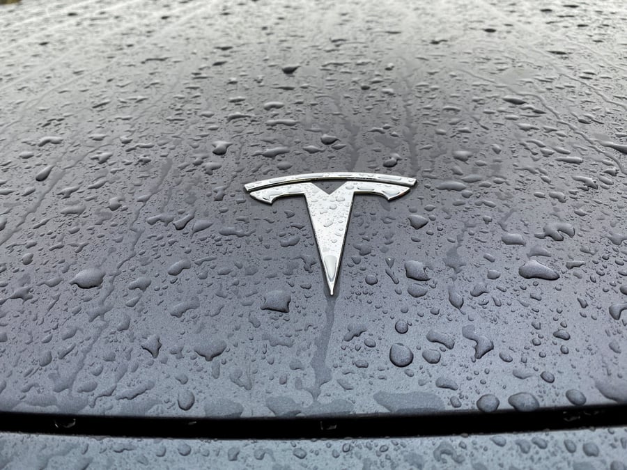 Des gouttes de pluie sur une voiture tesla a oslo, norvege