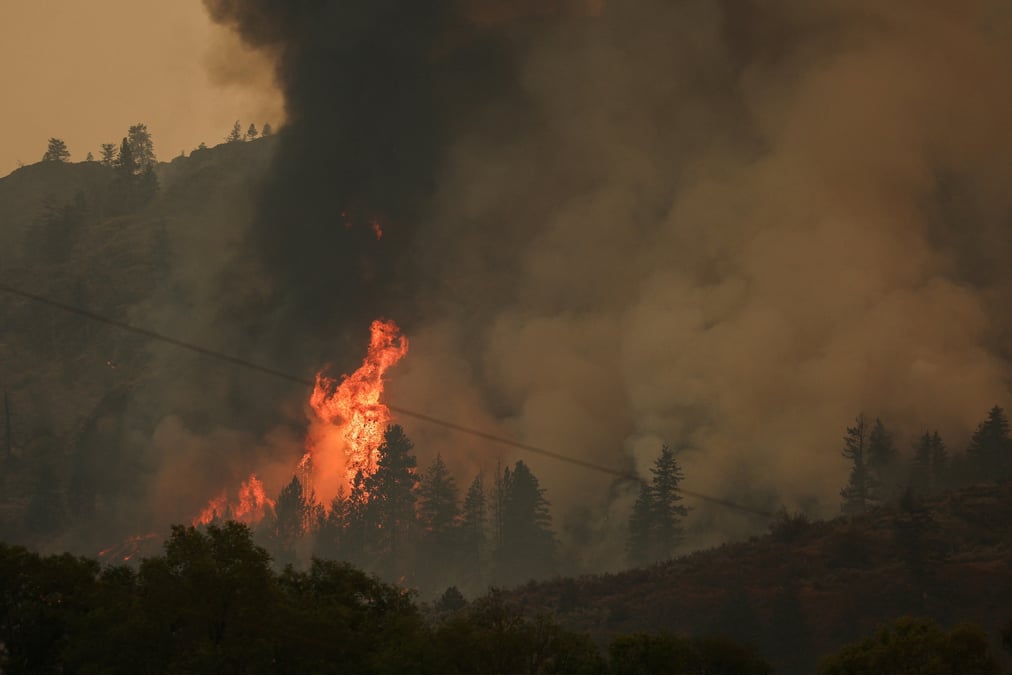Photo d'archives du feu de foret d'eagle bluff qui brule a travers la frontiere canado-americaine de l'etat de washington a osoyoos, au canada