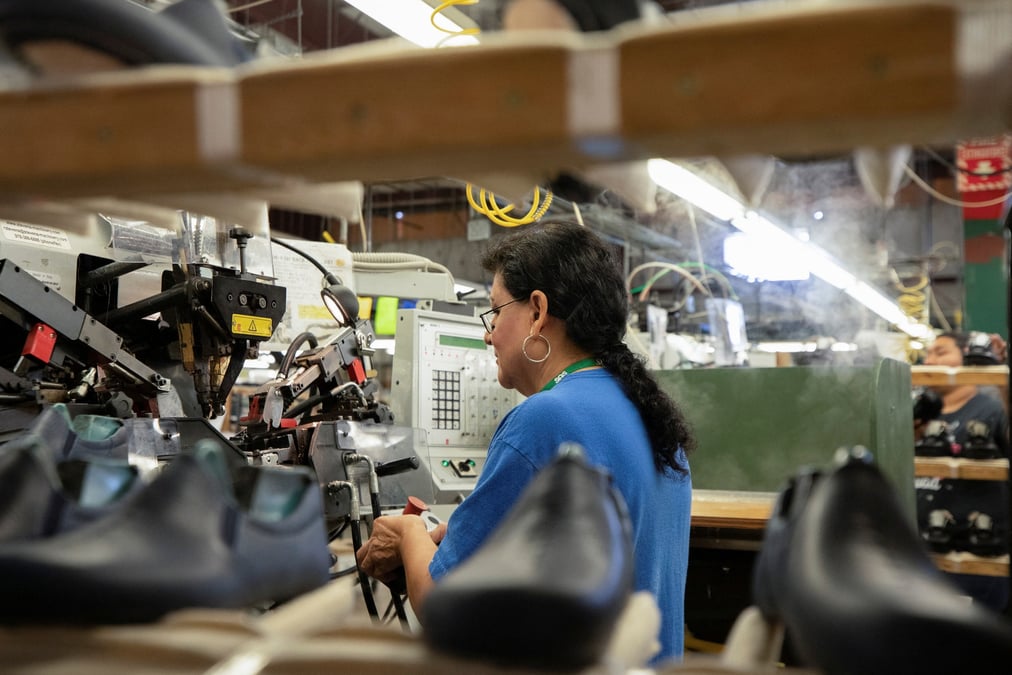 Une femme travaille dans une usine de chaussures san antonio a del rio