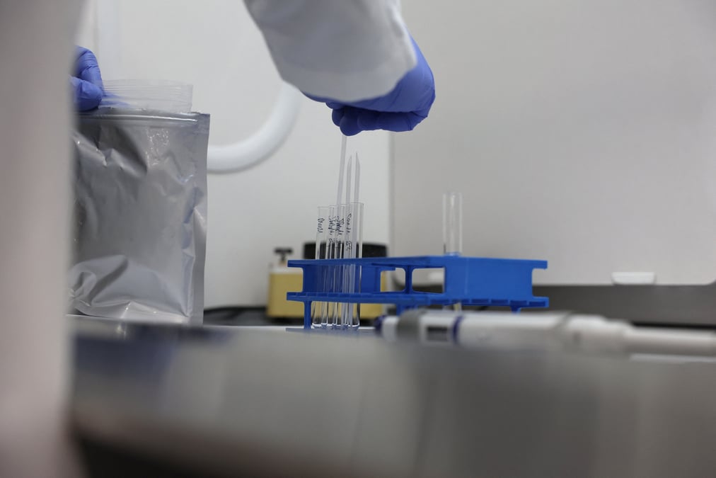 Un homme teste divers produits chimiques dans un laboratoire en pennsylvanie