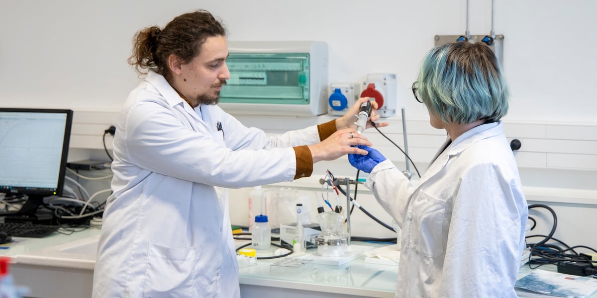 Dans ce nouveau laboratoire commun, Michelin veut parvenir à produire, aux côtés de ses partenaires, de l'hydrogène ultra-pur rapidement, en utilisant des métaux abondants dans la croûte terrestre, comme le nickel ou le fer.