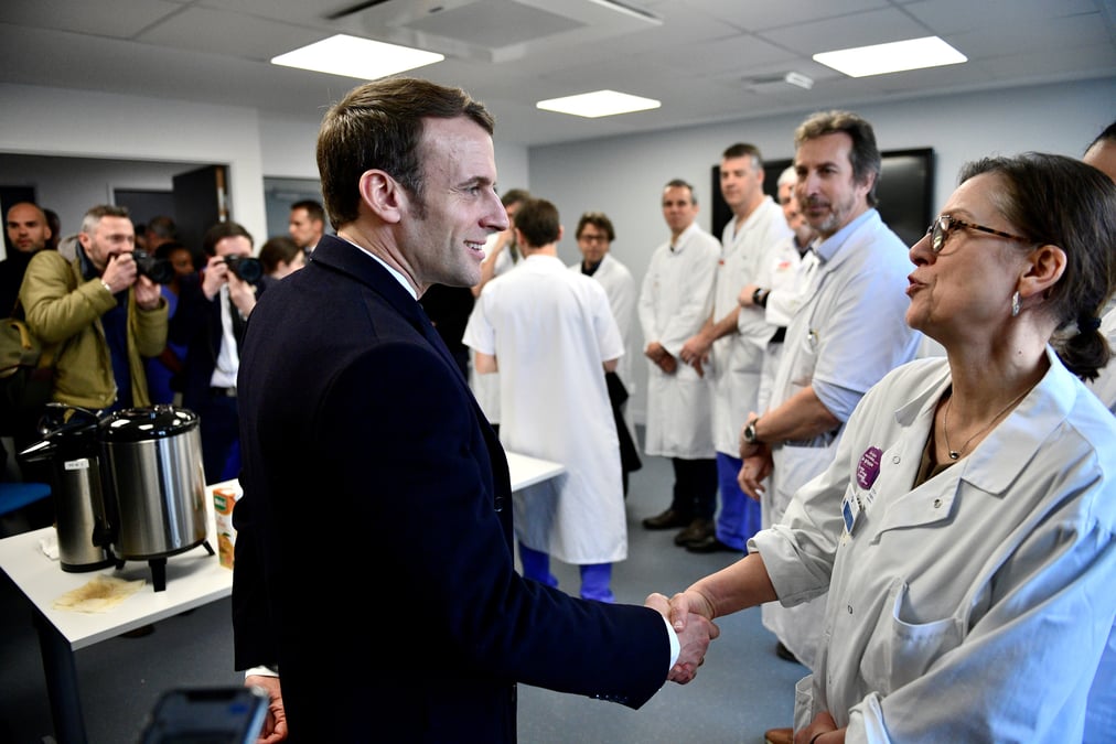 Macron a la pitie-salpetriere pour apporter son soutien aux soignants face au coronavirus