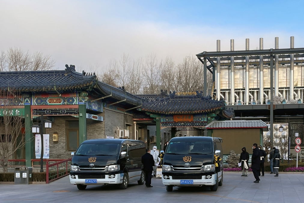 Des ouvriers dans un salon funeraire a pekin