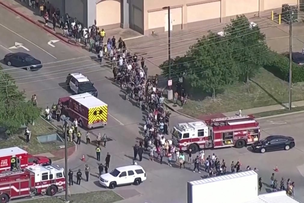 Photo des gens qui quittent le centre-commercial de la petite ville d'allen, au texas