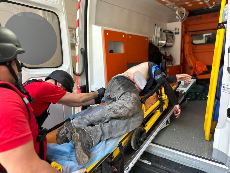 Un blesse est transporte apres une attaque russe sur kherson, en ukraine