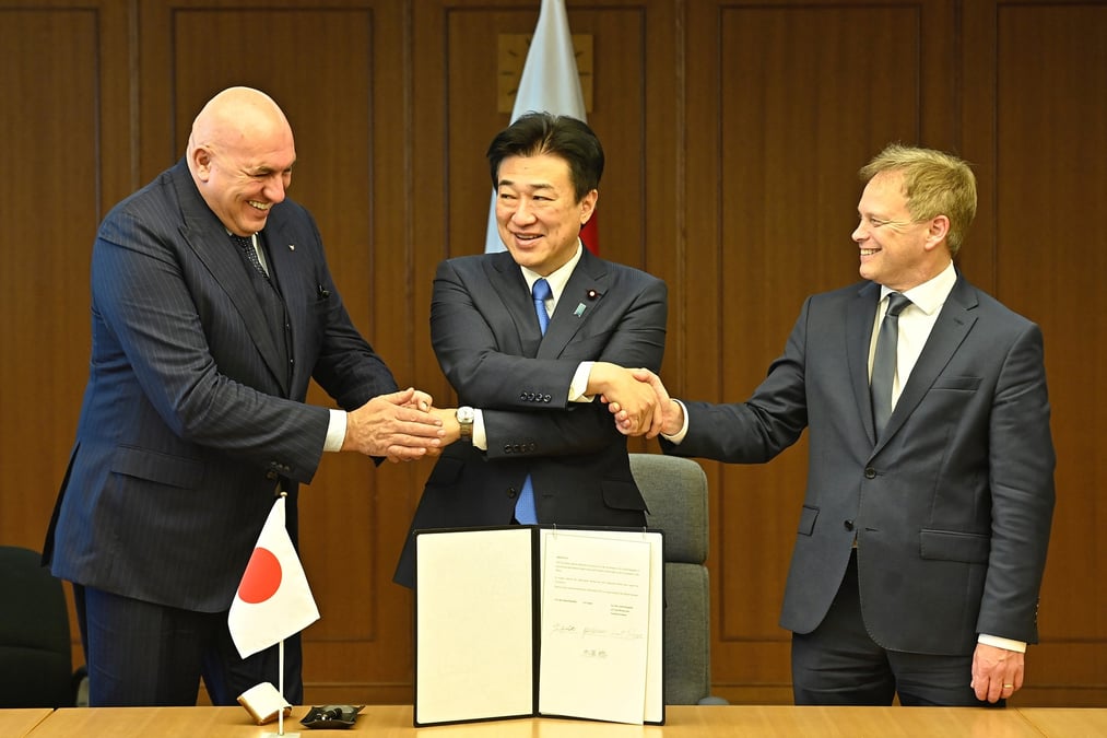Les ministres britannique de la defense de grand-bretagne, d'italie et du japon se serrent la main
