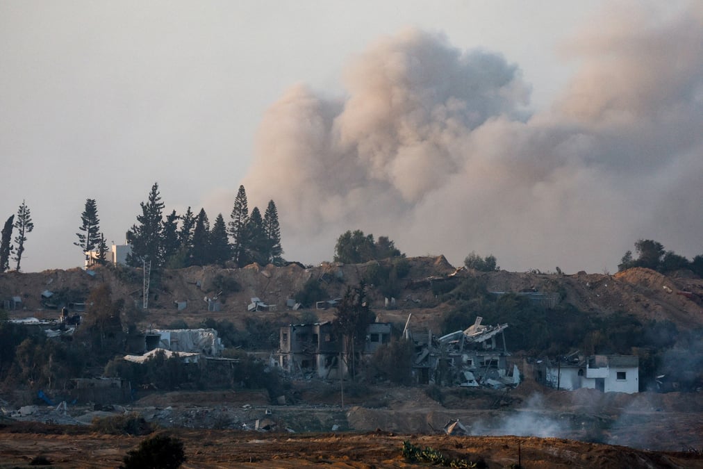 De la fumee s'eleve lors d'une explosion dans le centre de gaza