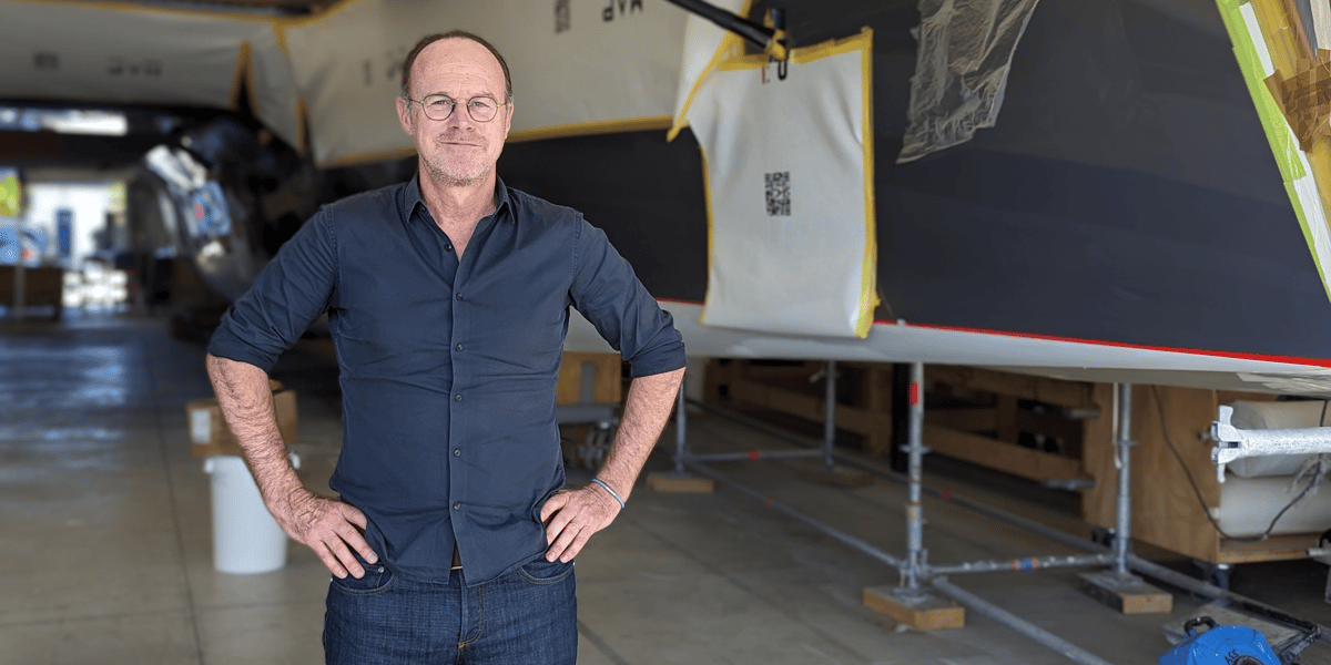 Benoît Lebizay, cofondateur associé (avec Xavier Desmarest et Stéphan Constance) du groupe Grand Large Yachting, pose devant un Gunboat en cours de fabrication dans les ateliers grand-mottois. Trois de ces catamarans de course-croisière seront mis à l’eau en 2024.