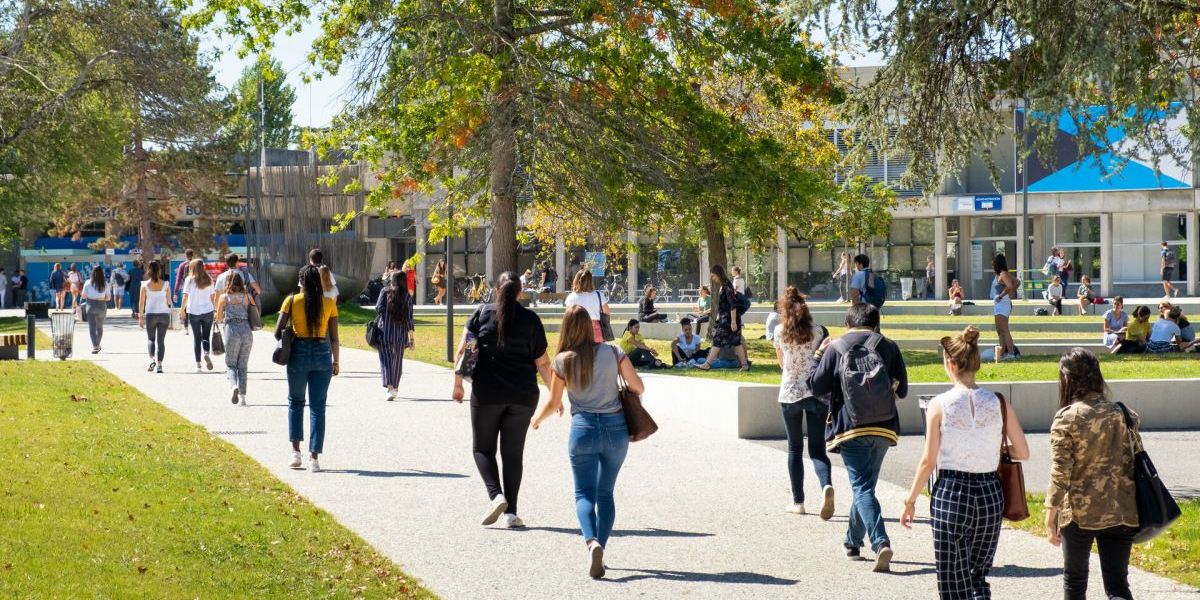 L'Université dispose de neuf sites sur l'agglomération bordelaise dont elle est propriétaire.