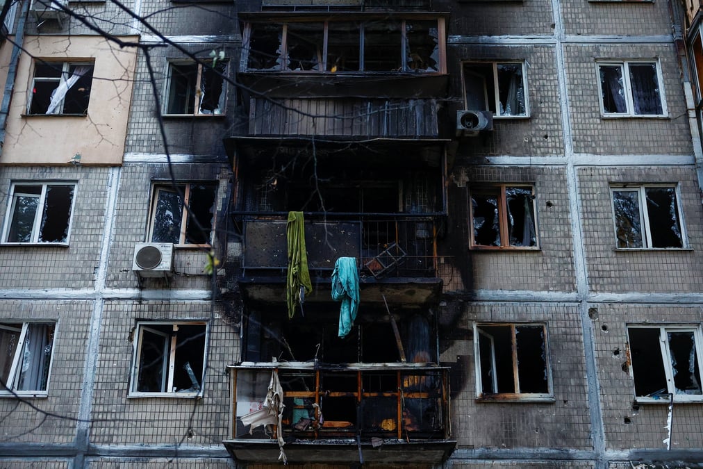 Un immeuble d'appartements endommage par une frappe de drone russe a kyiv