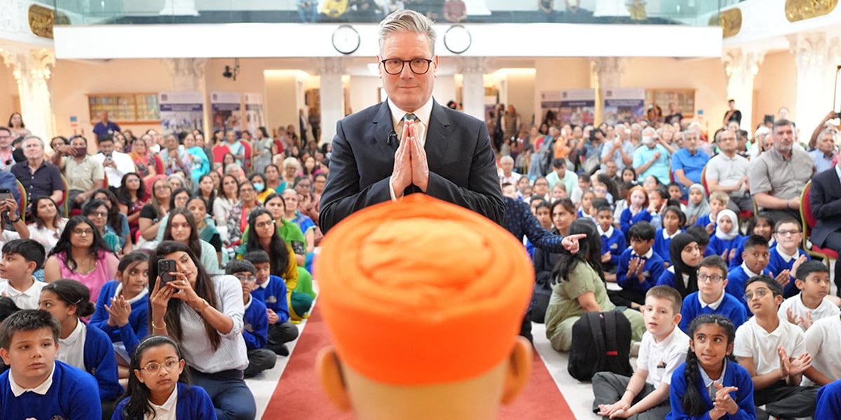 Sir Keir Starmer, leader du parti de gauche, en visite au temple hindou Shree Swaminarayan Mandir à Londres, le 28 juin.