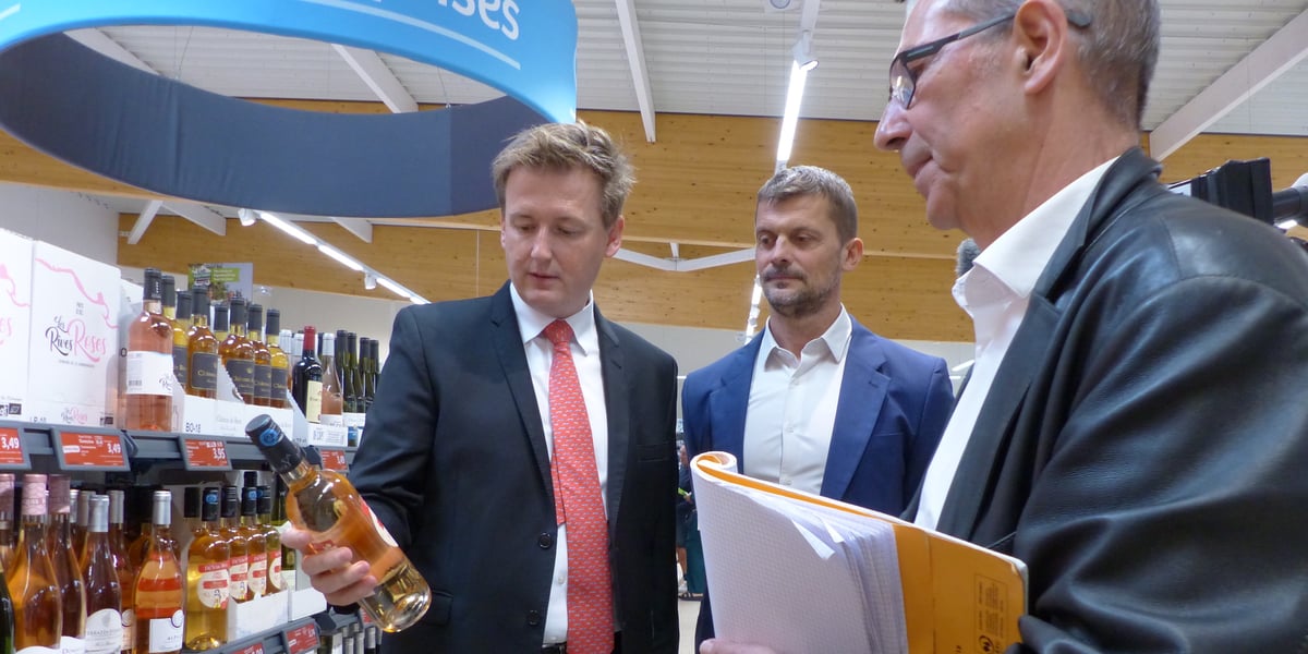 Le préfet de l’Hérault François-Xavier Lauch et le directeur de la DDPP Yann Longuet étaient présents lors du contrôle du rayon vin du Lidl de Saint-André-de-Sangonis, le 19 septembre 2024.