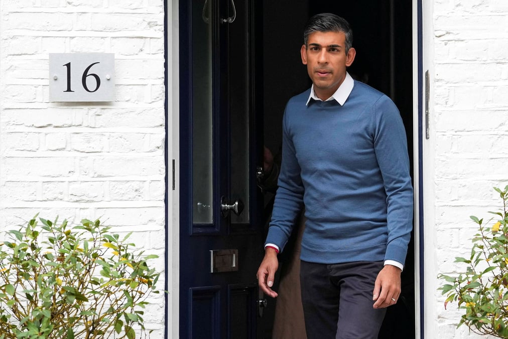 Le depute conservateur britannique rishi sunak quitte son domicile a londres