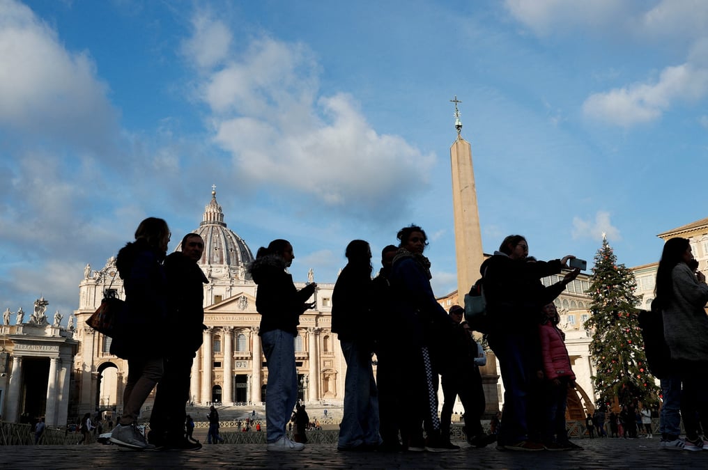 Les gens se rassemblent suite a l'annonce de l'aggravation de l'etat de sante de l'ancien pape benoit, au vatican