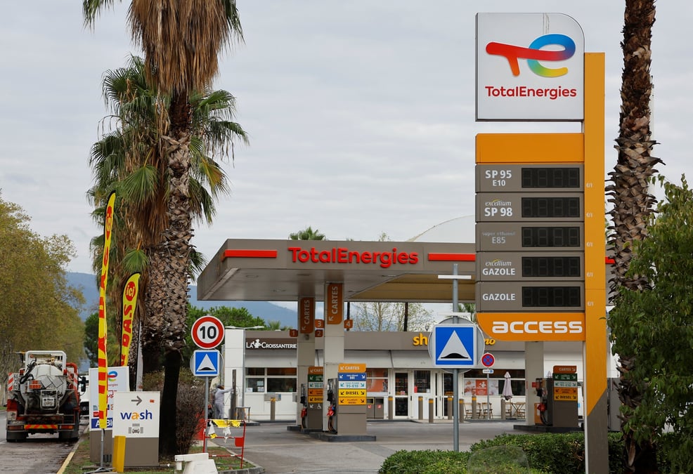 Une station-service totalenergies a nice, france