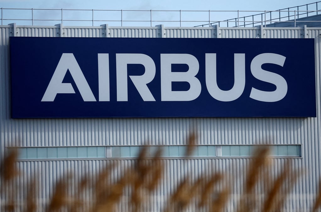 Photo d'archives du logo d'airbus sur le site airbus de montoir-de-bretagne pres de saint-nazaire
