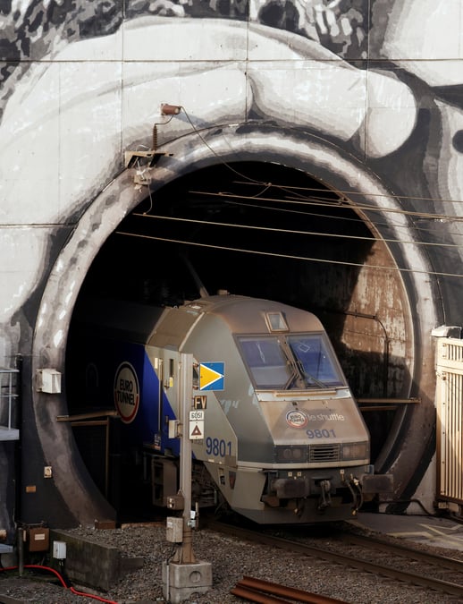 Une navette d'eurotunnel reliant la france a la grande-bretagne a coquelles