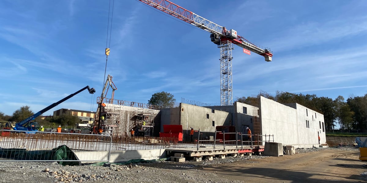 Le bâtiment de 7.000 m2 sera opérationnel en 2027 pour produire ensuite 100.000 doses de médicaments par an dans les laboratoires d'Orano Med à Plano aux Etats-Unis et Onnaing près de Valenciennes.