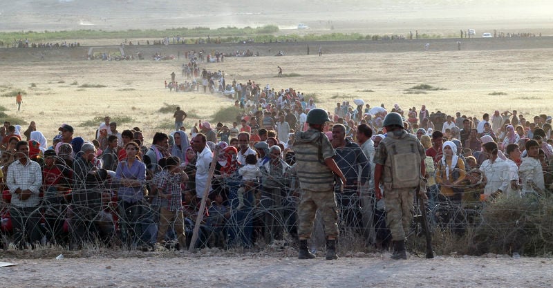 Des Kurdes syriens fuyant l'EI massés à la frontière turque